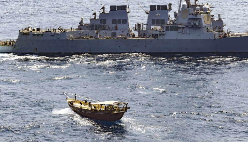 STANSET: USS Winston S. Churchill border et statsløst fartøy utenfor kysten av Somalia.