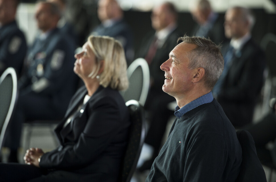 Justis- og beredskapsminister Monica Mæland (t.v.) og forsvarsminister Frank Bakke-Jensen (t.h.) under en markering av Norges nye redningshelikoptre AW101 på Sola.