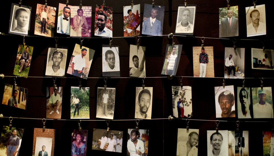 Dette arkivbildet fra 2014 viser familiefotografier av noen av de som mistet livet i folkemordet. Bildene er stilt ut i Kigali Genocide Memorial Centre i hovedstaden Kigali.