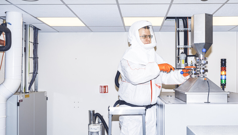 3D-PRINTER: Jan Rune Nilssen frå Forsvarets forskningsinstitutt jobbar med ein metallprintar. Denne kan produsere delar som toler høgare belastningar enn komponentar laga av plastmateriale.