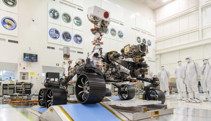 Perseverance-roveren i et sterilt rom ved Jet Propulsion Laboratory i Pasadena i California i desember 2019. Perseverance-roveren i et sterilt rom ved Jet Propulsion Laboratory i Pasadena i California i desember 2019.