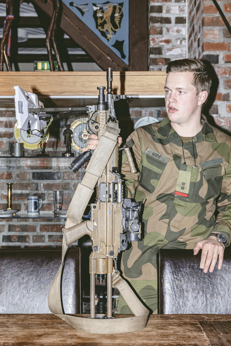 PROTOTYP: Trugeløysinga for lette maskingevær testes ut. Her vises den fram av løytnant Eirik Wibe.