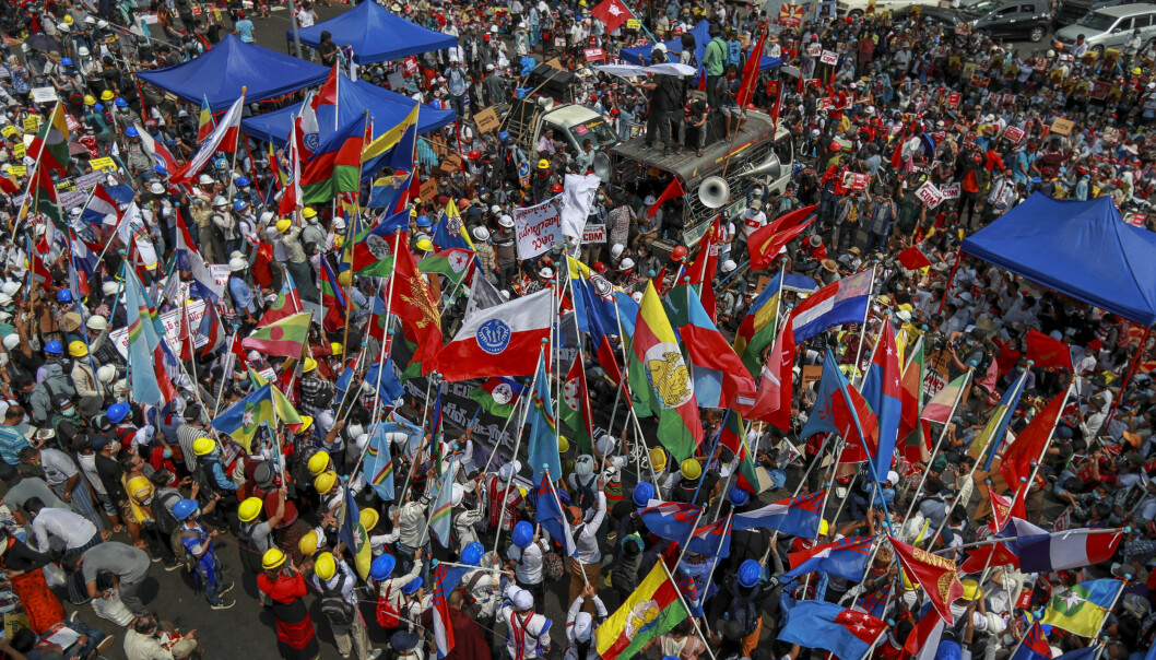 Store demonstrasjoner mot Myanmars militærjunta foregikk torsdag i landets største by Yangon.