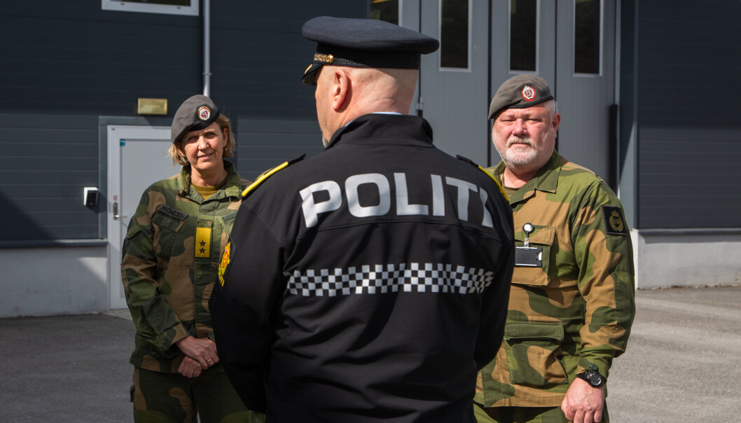 HV-BISTAND: Sjef Heimevernet besøker grensekontroll til Opplandske heimevernsdistrikt-05 på Magnormoen. Heimevernet har flere ganger gjennom koronapandemien bistått politiet. HV-BISTAND: Sjef Heimevernet besøker grensekontroll til Opplandske heimevernsdistrikt-05 på Magnormoen. Heimevernet har flere ganger gjennom koronapandemien bistått politiet.