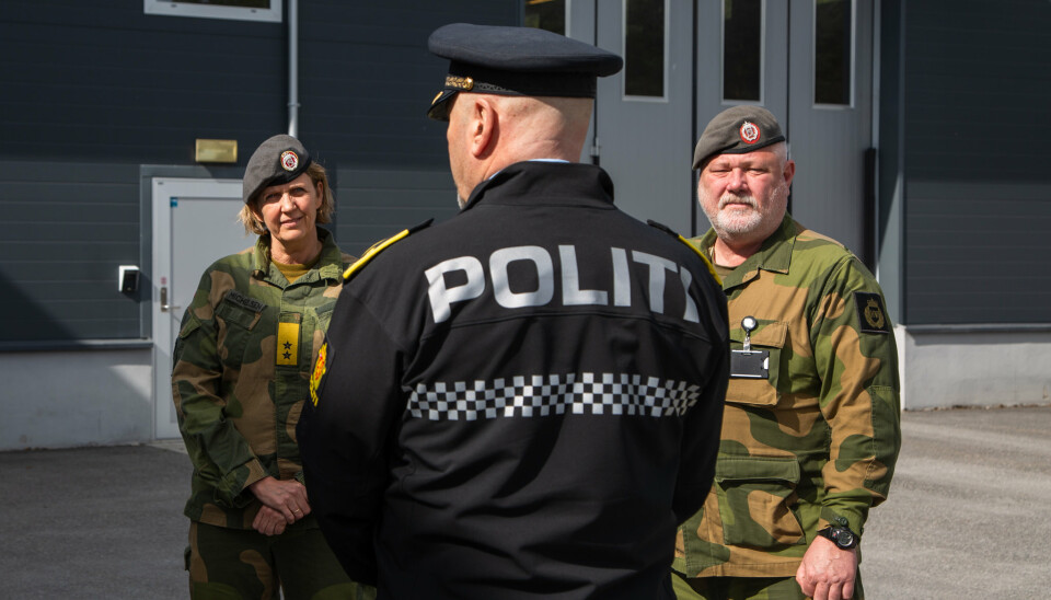 HV-BISTAND: Sjef Heimevernet besøker grensekontroll til Opplandske heimevernsdistrikt-05 på Magnormoen. Heimevernet har flere ganger gjennom koronapandemien bistått politiet.