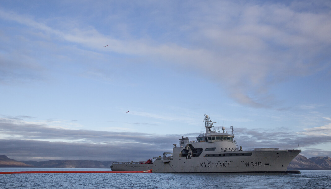 Fiskeriministeren har truet med at ulovlig fiske ved Svalbard vil bli stanset av Kystvakten. Her er KV Barentshav på Svalbard ved en tidligere anledning. Fiskeriministeren har truet med at ulovlig fiske ved Svalbard vil bli stanset av Kystvakten. Her er KV Barentshav på Svalbard ved en tidligere anledning.