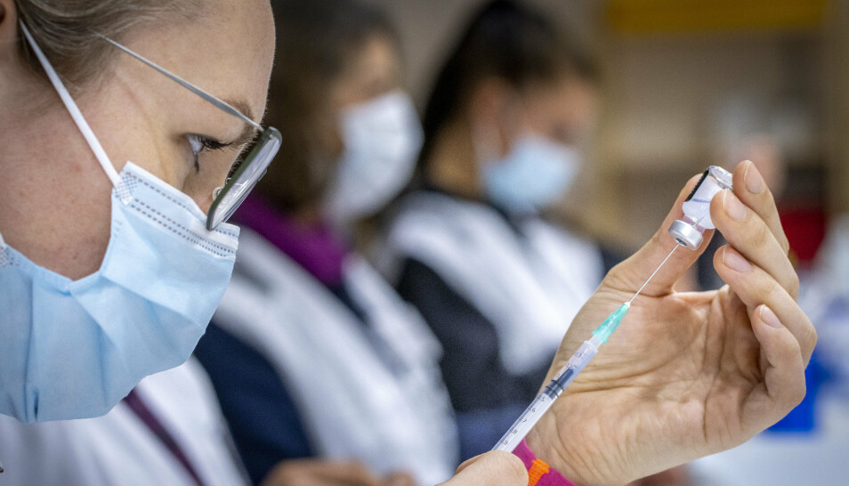 Norge må ruste opp det nasjonale legemiddelmiljøet, skriver Ulf Erik Reuterdahl. Her ser vi sykepleiere fra Bærum kommune fyller sprøyter med Pfizer-vaksine mot koronavirus.