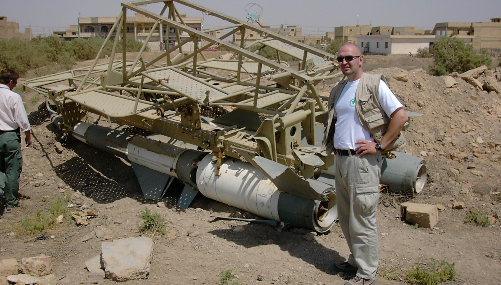 EKSPERT PÅ JOBB: I Bagdad like etter at krigen stanset i 2003. På bakken ligger to bakke-til-luft-missiler. EKSPERT PÅ JOBB: I Bagdad like etter at krigen stanset i 2003. På bakken ligger to bakke-til-luft-missiler.