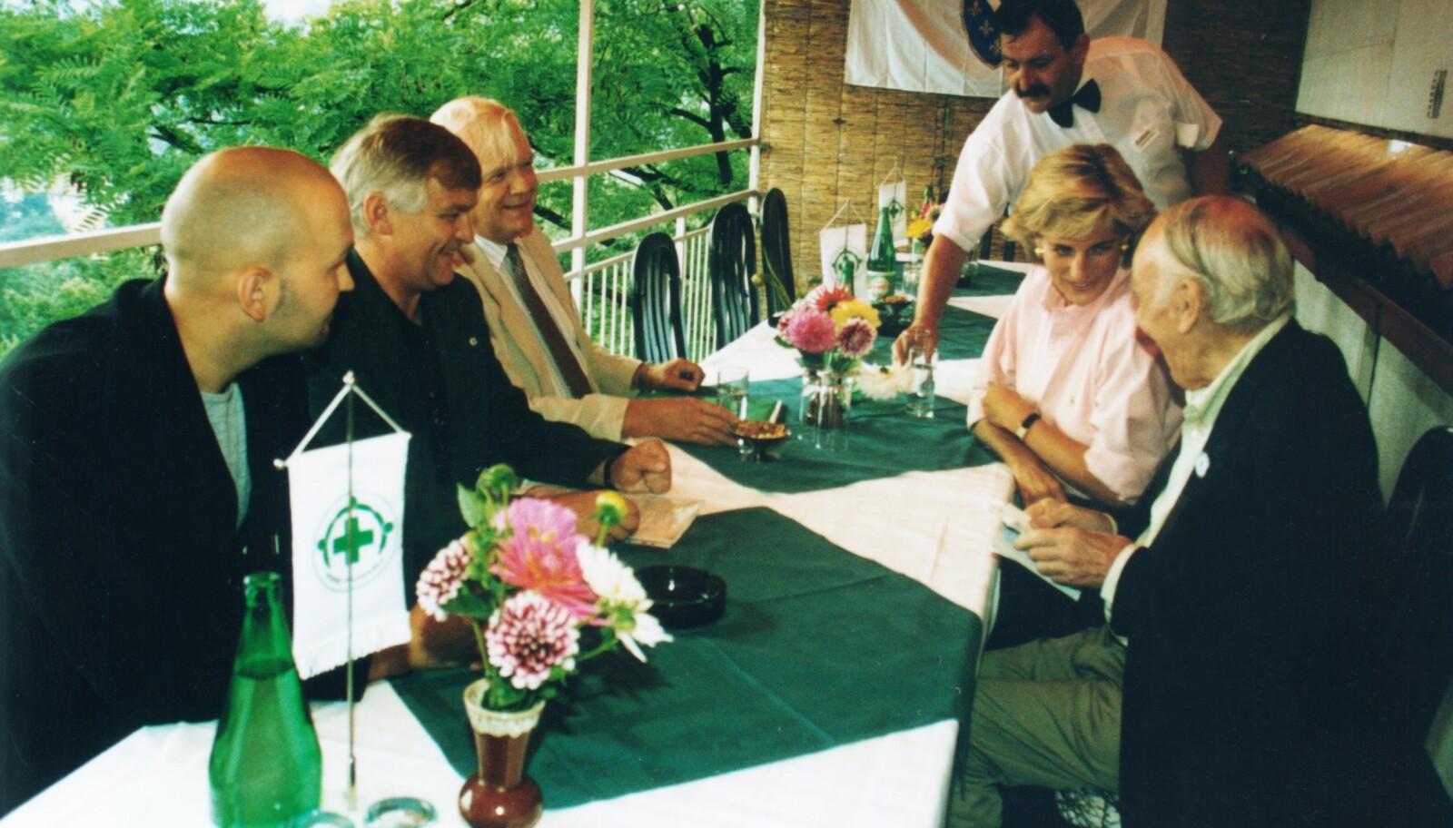 LUNSJ MED DIANA: Per Nergaard (t.v.) og kollegaer møter prinsesse Diana i Sarajevo cirka en måned før hun døde i Paris. LUNSJ MED DIANA: Per Nergaard (t.v.) og kollegaer møter prinsesse Diana i Sarajevo cirka en måned før hun døde i Paris.