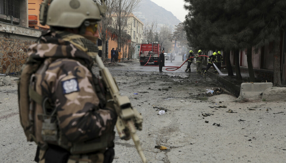 DØDELIG ANGREP: En soldat står vakt nær åstedet for en eksplosjon i Afghanistans hovedstad Kabul lørdag.