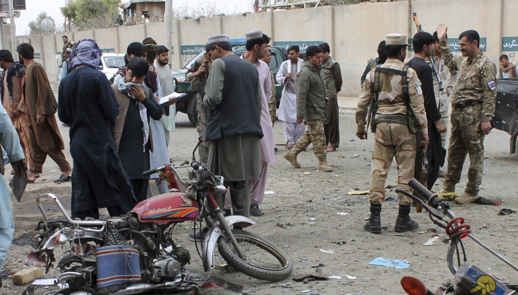 Aghanske sikkerhetsstyrker på stedet hvor en bombe gikk av i Helmand-provinsen sør i Afghanistan søndag 21. februar. Aghanske sikkerhetsstyrker på stedet hvor en bombe gikk av i Helmand-provinsen sør i Afghanistan søndag 21. februar.