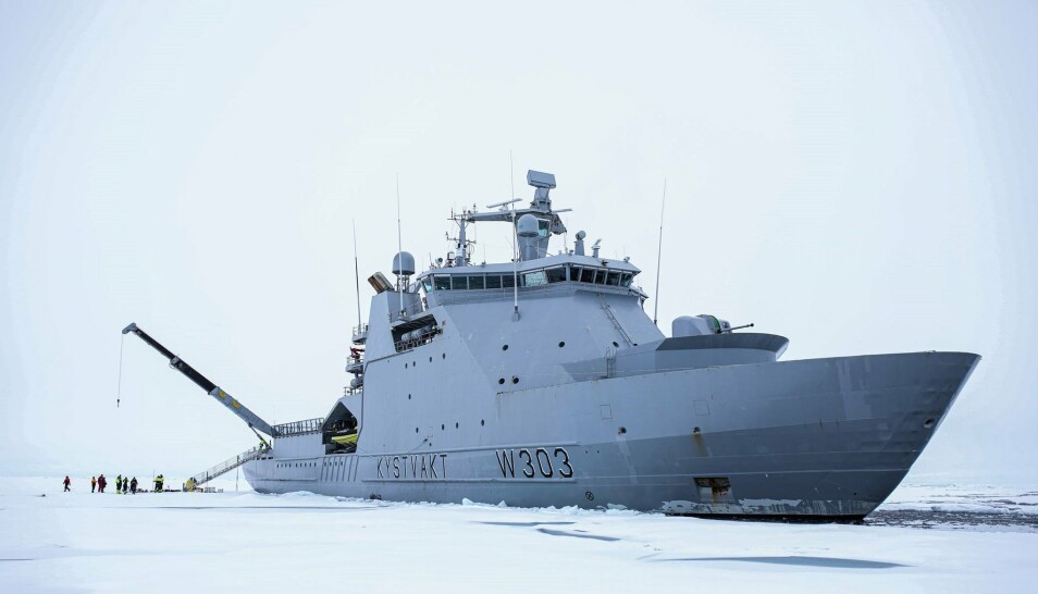 BEKYMRET: Kystvaktskipet KV Svalbard er et av de norske kystvaktskipene som er levert med motorer fra Bergen Engines, som er kjøpt opp av et russiskkontrollert selskap. Både Forsvaret og eksperter er bekymret for at motorteknologien kan havne i feil hender