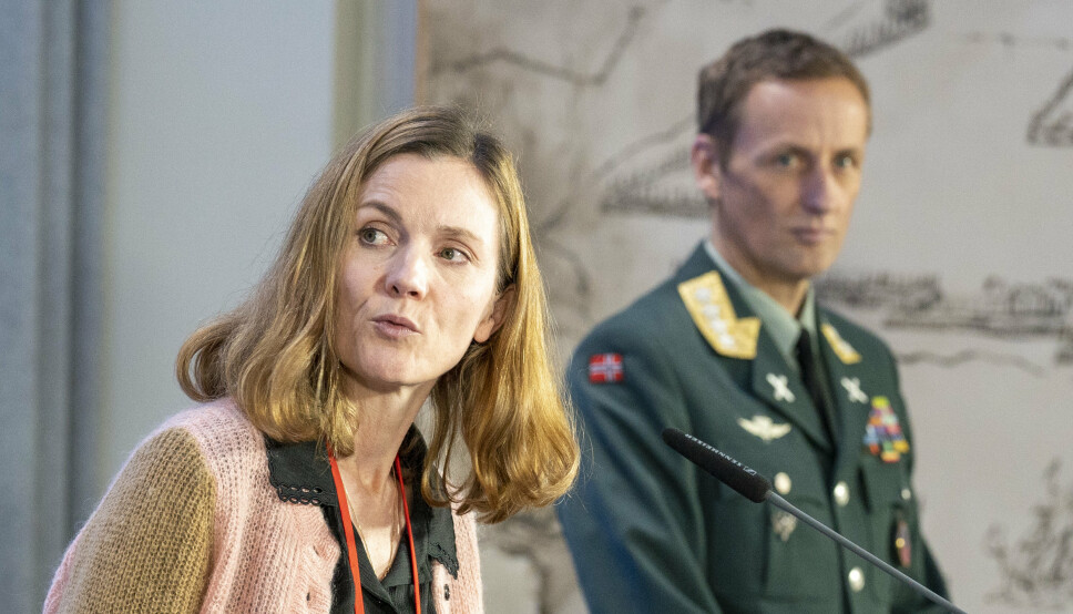 FFI-forsker Kari Røren Strand og forsvarssjef Eirik Kristoffersen presenterer Forsvarets undersøkelse om mobbing og seksuell trakassering.