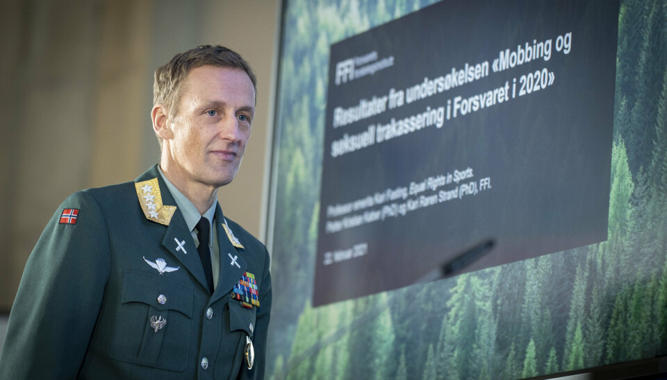 Forsvarssjef Eirik Kristoffersen presenterer Forsvarets undersøkelse om mobbing og seksuell trakassering.