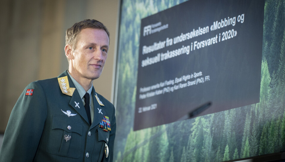 Innleggforfatter Kurt A. Låbakk med undersøkelsen om mobbing og seksuell trakassering gir et feil bilde. Her ser vi forsvarssjef Eirik Kristoffersen under fremleggelsen av rapporten.