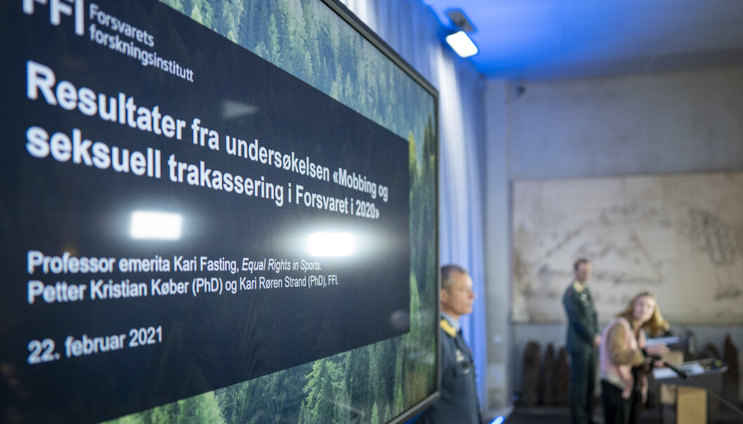 OVERGREP: FFI-forsker Kari Røren Strand og forsvarssjef Eirik Kristoffersen presenterer Forsvarets undersøkelse om mobbing og seksuell trakassering. OVERGREP: FFI-forsker Kari Røren Strand og forsvarssjef Eirik Kristoffersen presenterer Forsvarets undersøkelse om mobbing og seksuell trakassering.