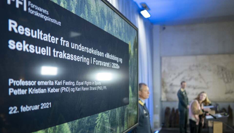 OVERGREP: FFI-forsker Kari Røren Strand og forsvarssjef Eirik Kristoffersen presenterer Forsvarets undersøkelse om mobbing og seksuell trakassering.