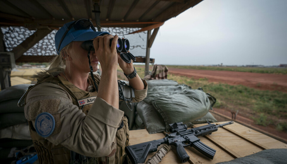 En kvinnelig norsk FN soldat holder utkikk fra et vakttårn i Camp Bifrost i Bamako. Hun er del av den norske kontigenten som deltar i FNs fredsbevarende operasjon i Mali, MINUSMA.