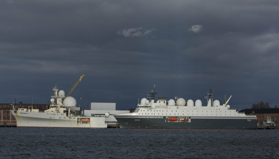 Forsvarets etterretningsskip Marjata (til høyre). Det er det fjerde spionskipet i rekken som har det samme navnet. Ved siden av (til venstre) ligger skipet Eger.