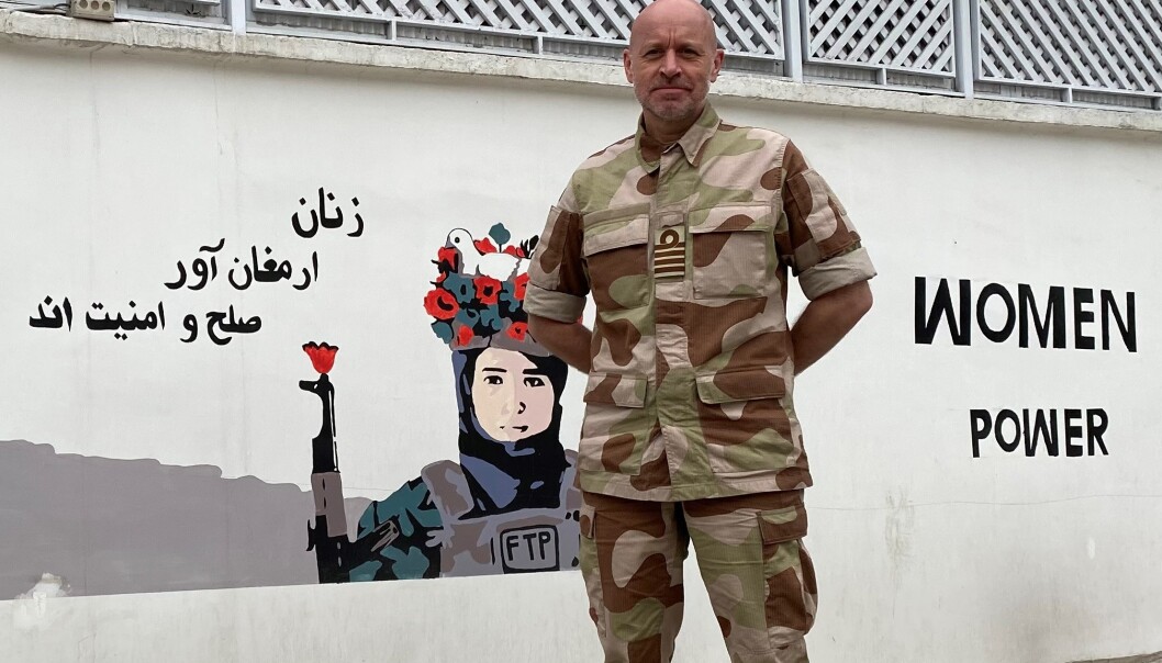 Arne Kristian Sørnes i Kabul, Afghanistan. På veggen bak står det «Kvinner bringer fred og sikkerhet» Arne Kristian Sørnes i Kabul, Afghanistan. På veggen bak står det «Kvinner bringer fred og sikkerhet»