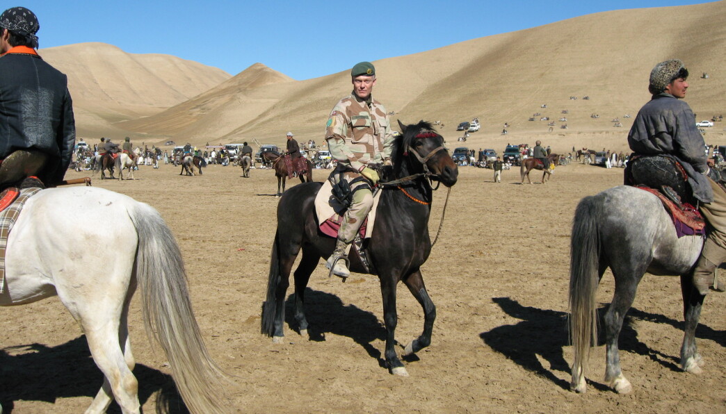 Arne Opperud på hesteryggen i Afghanistan fra da han var sjef for stabiliseringsstyrken i Meymaneh i 2007. Når anledningen bød seg overvar Opperud buzkashi (den afghanske nasjonalsporten) på en slette utenfor byen. Arne Opperud på hesteryggen i Afghanistan fra da han var sjef for stabiliseringsstyrken i Meymaneh i 2007. Når anledningen bød seg overvar Opperud buzkashi (den afghanske nasjonalsporten) på en slette utenfor byen.
