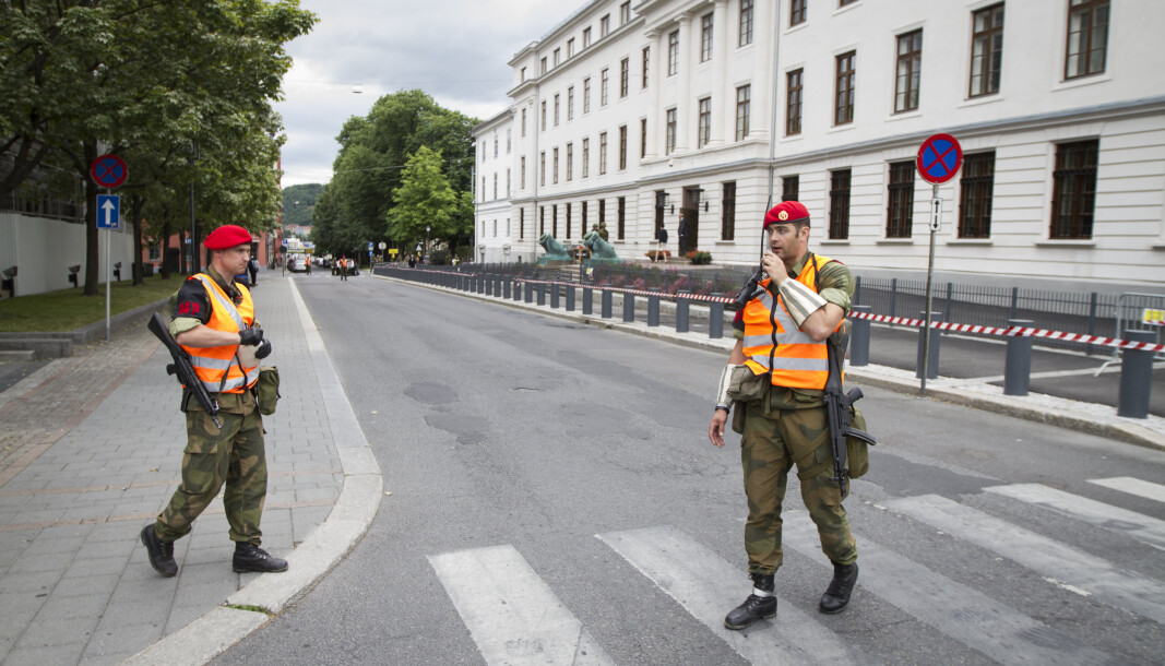 HØRINGSNOTAT: I høringsnotatet legges det frem forslag om lov- og forskriftsregulering av militærpolitiets behandling av opplysninger. HØRINGSNOTAT: I høringsnotatet legges det frem forslag om lov- og forskriftsregulering av militærpolitiets behandling av opplysninger.