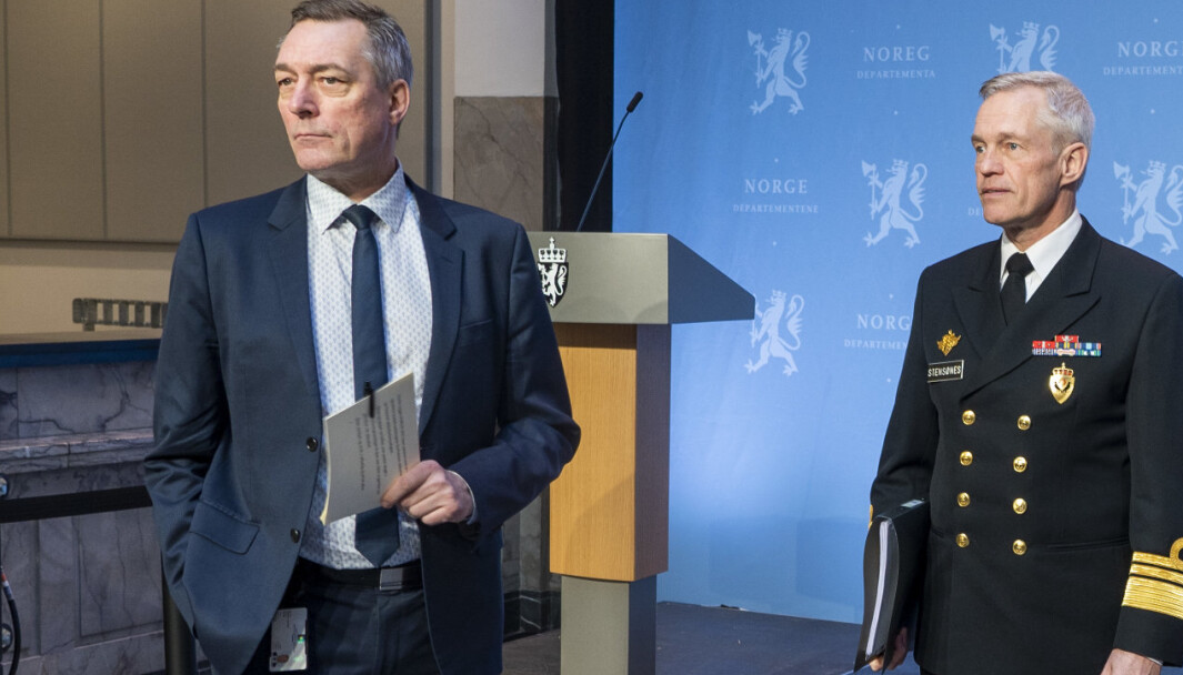 E-TJENESTEN: Forsvarsminister Frank Bakke-Jensen (t.v.) og sjef for Etterretningstjenesten, viseadmiral Nils Andreas Stensønes, da Etterretningstjenesten, la frem sin åpne trusselvurdering. E-TJENESTEN: Forsvarsminister Frank Bakke-Jensen (t.v.) og sjef for Etterretningstjenesten, viseadmiral Nils Andreas Stensønes, da Etterretningstjenesten, la frem sin åpne trusselvurdering.