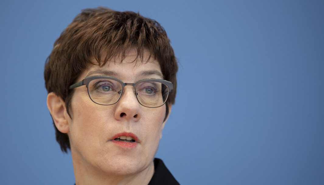 Den tyske forsvarsministeren Annegret Kramp-Karrenbauer under en pressekonferanse i 2020. Den tyske forsvarsministeren Annegret Kramp-Karrenbauer under en pressekonferanse i 2020.