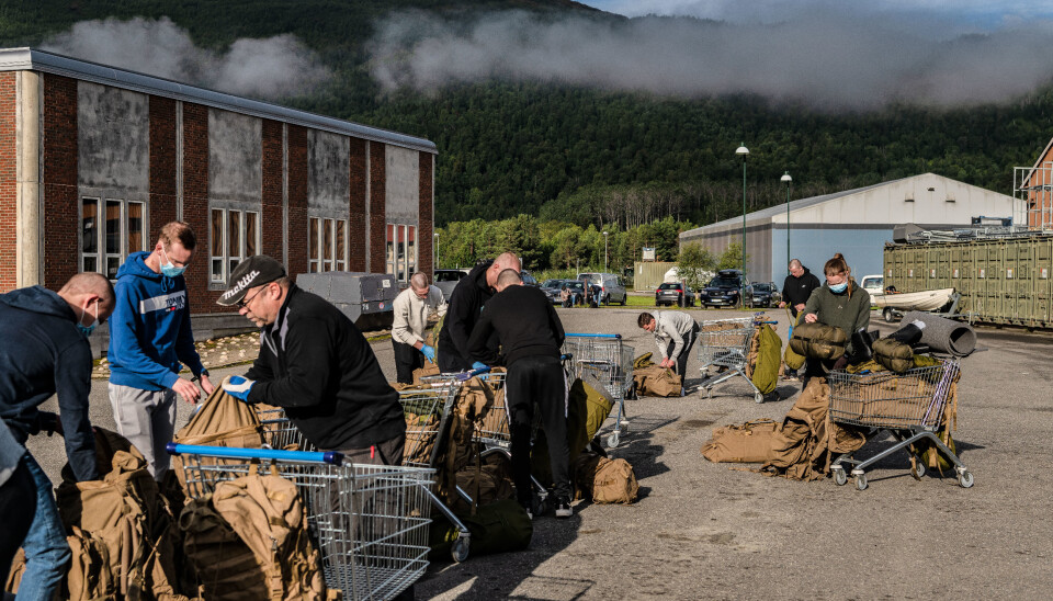 INNRYKK: Soldater får utdelt utstyr under innrykk på Skjold.