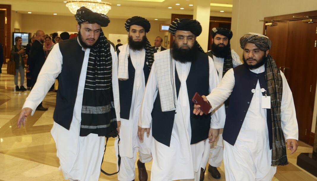 TIL FORHANDLINGSBORDET: Medlemmer av Talibans delegasjon på vei inn til åpningen av fredssamtalene mellom den afghanske regjeringen og Taliban i Qatar, 12. september 2020. TIL FORHANDLINGSBORDET: Medlemmer av Talibans delegasjon på vei inn til åpningen av fredssamtalene mellom den afghanske regjeringen og Taliban i Qatar, 12. september 2020.