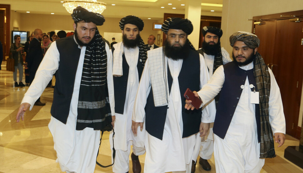 TIL FORHANDLINGSBORDET: Medlemmer av Talibans delegasjon på vei inn til åpningen av fredssamtalene mellom den afghanske regjeringen og Taliban i Qatar, 12. september 2020.