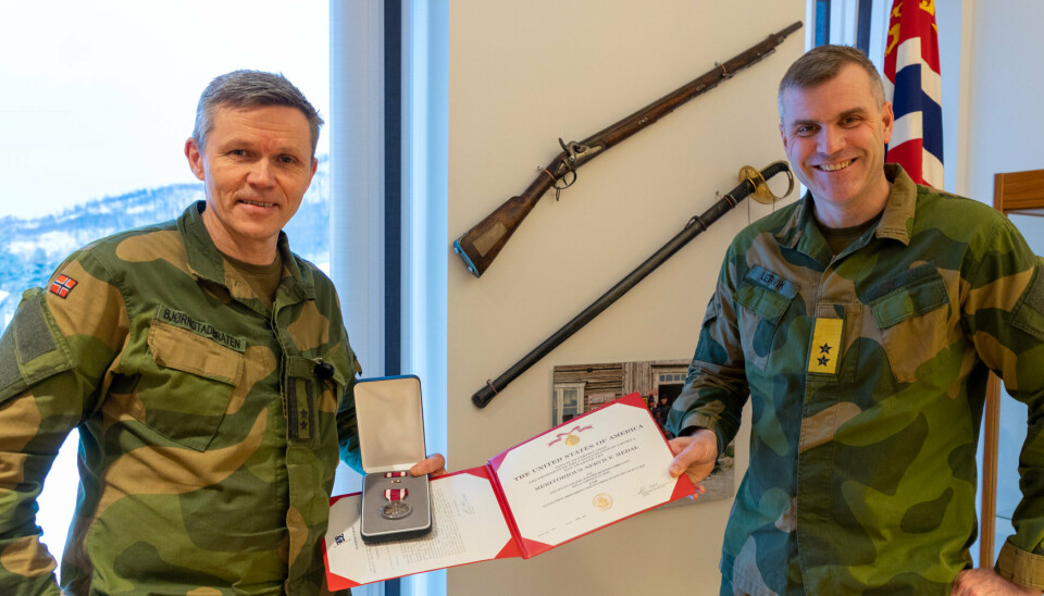 MEDALJE: Oberstløytnant Per Erik Bjørnstadbråten (t.v.) sammen med sjef Hæren, Lars Lervik.