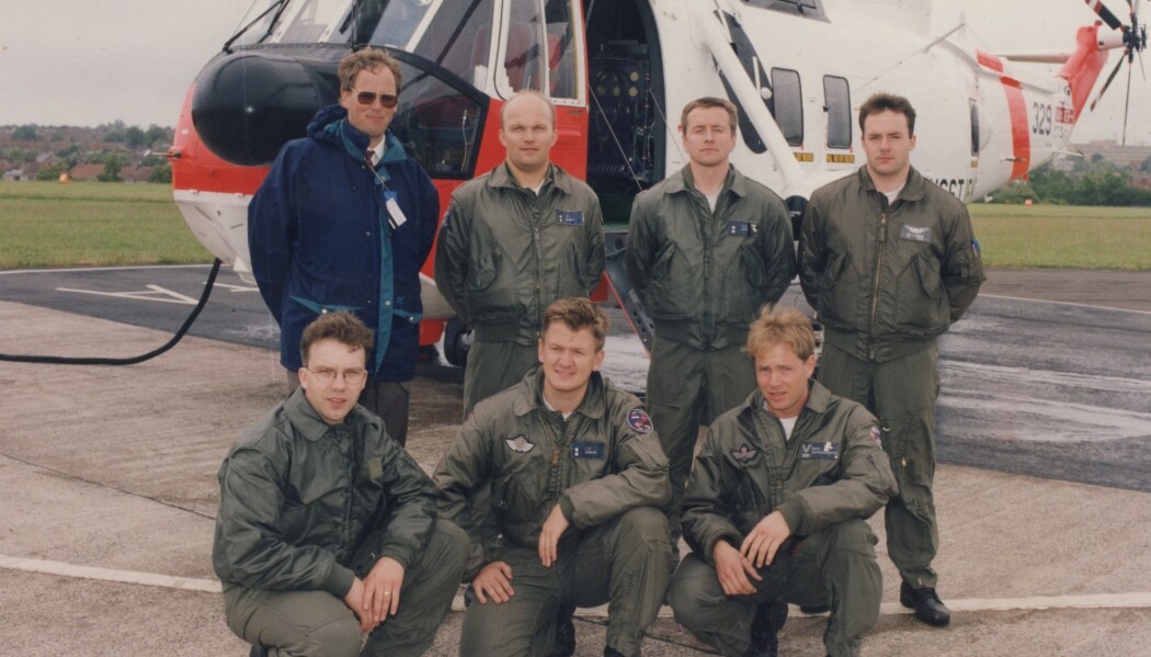 På bildet fra Yeovil i 1996 ser vi (bak fra venstre) liaisonoffiser Erik Graf, maskinist Jens Einar Borch, systemoperatør Tor Juvik og andreflyger Roy Inge Jenssen. Foran fra venstre tekniker Henrik Brækken, fartøysjef Fredrik Jomaas, og redningsmann Lars Markengbakken. På bildet fra Yeovil i 1996 ser vi (bak fra venstre) liaisonoffiser Erik Graf, maskinist Jens Einar Borch, systemoperatør Tor Juvik og andreflyger Roy Inge Jenssen. Foran fra venstre tekniker Henrik Brækken, fartøysjef Fredrik Jomaas, og redningsmann Lars Markengbakken.