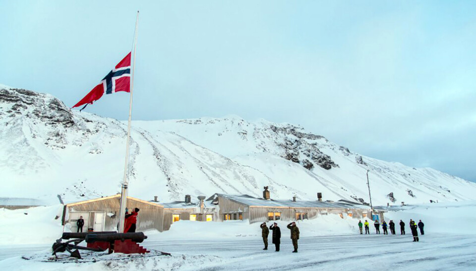 18 personer bor og jobber på Jan Mayen. Dette bildet ble tatt før bårene ble sendt til Gardermoen.