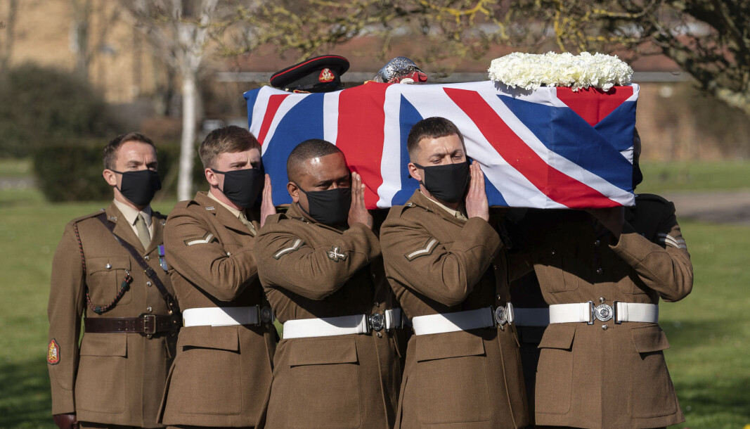 Soldater bar kisten til Tom Moore, som hadde kapteins grad i det britiske forsvaret. Soldater bar kisten til Tom Moore, som hadde kapteins grad i det britiske forsvaret.
