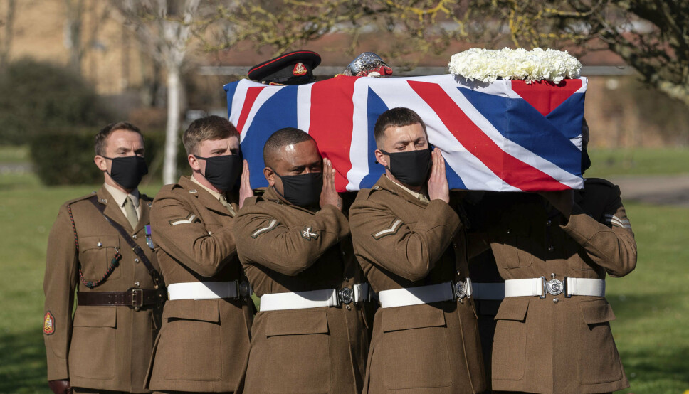 Soldater bar kisten til Tom Moore, som hadde kapteins grad i det britiske forsvaret.