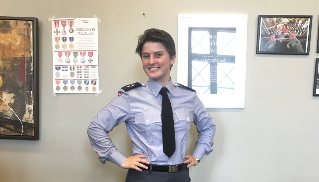 STORFORNØYD: Bildet ble tatt en av de første dagene i jobben som landstillitsvalgt. – Dette var første gang jeg tok på meg fin-uniformen, og man kan vel se hvor fornøyd jeg var, sier Anniken Strønen Riise. STORFORNØYD: Bildet ble tatt en av de første dagene i jobben som landstillitsvalgt. – Dette var første gang jeg tok på meg fin-uniformen, og man kan vel se hvor fornøyd jeg var, sier Anniken Strønen Riise.