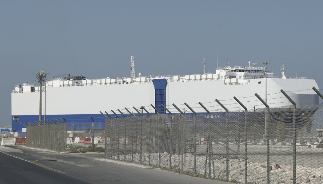 Det israelske lasteskipet Helios Ray gikk til kai i Dubai (bildet) etter å ha blitt rammet av to eksplosjoner i Omanbukta fredag. Det israelske lasteskipet Helios Ray gikk til kai i Dubai (bildet) etter å ha blitt rammet av to eksplosjoner i Omanbukta fredag.