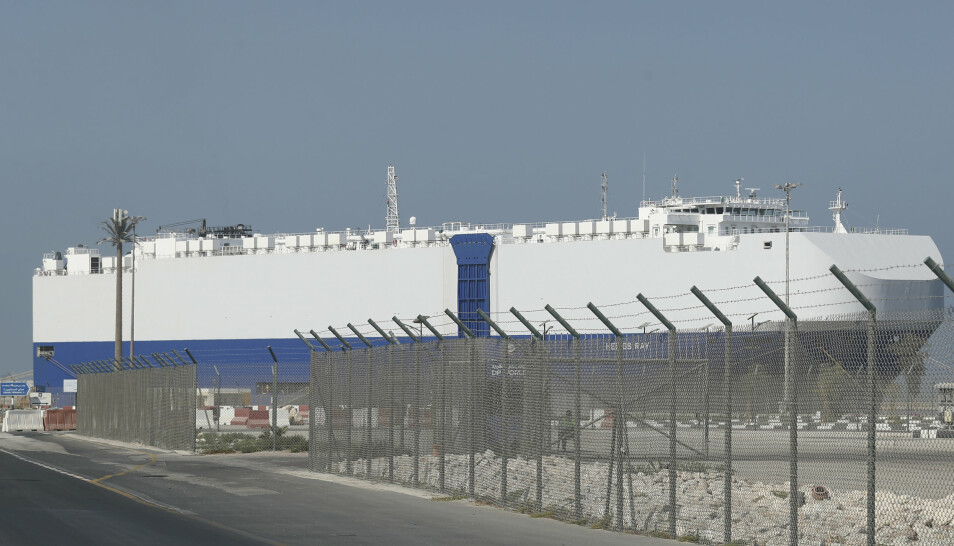 Det israelske lasteskipet Helios Ray gikk til kai i Dubai (bildet) etter å ha blitt rammet av to eksplosjoner i Omanbukta fredag.