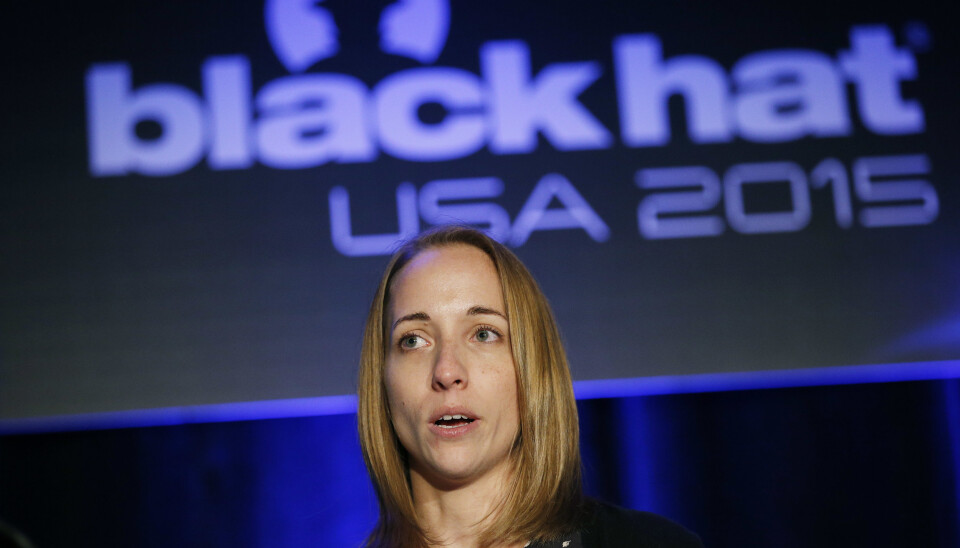 Runa A. Sandvik under en konferanse hvor hun fortalte om hvordan hun hacket en Linux-drevet rifle under Black Hat konferanse i Las Vegas i 2015.