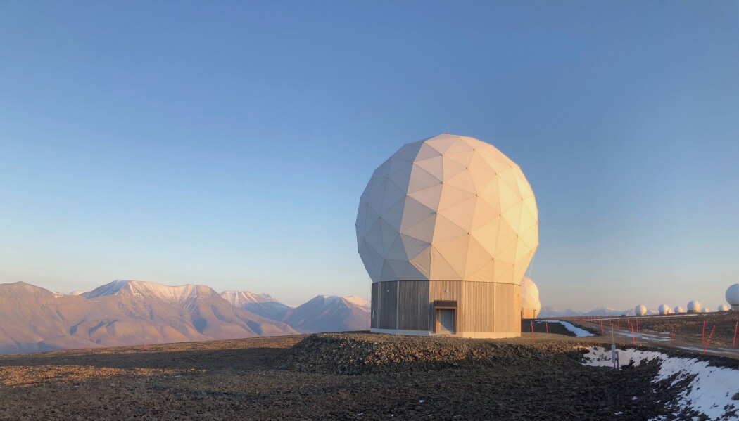 SVALSAT: Svalbards status er i fare skriver Rune Ottosen. Her ser vi Svalbard satellittstasjon (SvalSat) som er cirka fem kilometer vest for Longyearbyen. SVALSAT: Svalbards status er i fare skriver Rune Ottosen. Her ser vi Svalbard satellittstasjon (SvalSat) som er cirka fem kilometer vest for Longyearbyen.