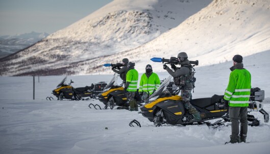 STILLING: Nederlanske soldater klare for avfyring. STILLING: Nederlanske soldater klare for avfyring.