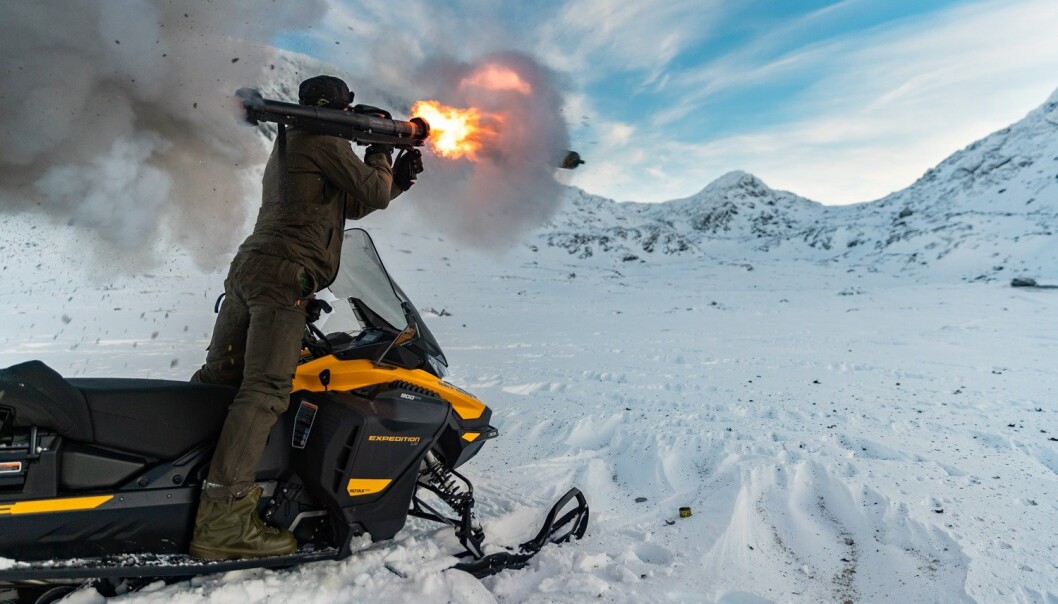PANZERFAUST: En nederlansk soldat skyter en Panzerfaust 3 i Blåtind skyte- og øvingsfelt. PANZERFAUST: En nederlansk soldat skyter en Panzerfaust 3 i Blåtind skyte- og øvingsfelt.