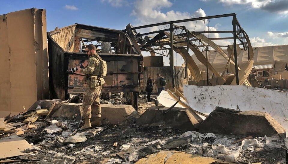 STORE SKADER: Amerikanske soldater og journalister undersøker skadene etter angrepet i januar 2020.