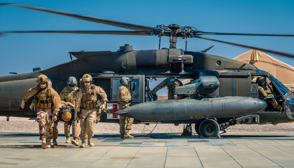 EVAKUERING: Soldater fra NORTU 5 (Norwegian Task Unit) trener på å evakuere sårede med med et amerikansk Blackhawk-helikopter, i basen ain Al-Assad