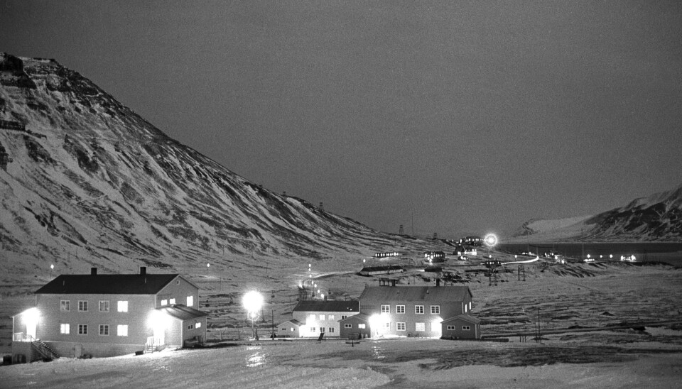 Mye av historien på Svalbard er som tatt fra en spenningsfilm, skriver Rune Ottosen. Dette bildet fra Longyearbyen i 1965.