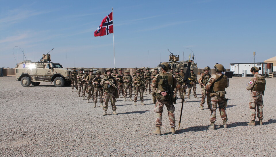AL-ASAD: Den norske styrken i al-Asad-leiren i Irak. Her står de oppstilt i forbindelse med kong Haralds fødselsdag.