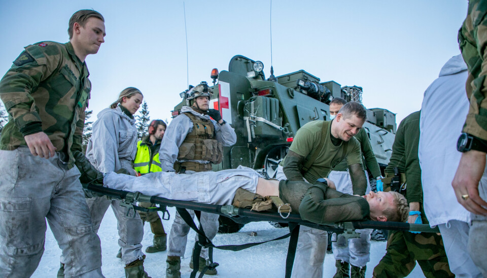 ØVELSE: Soldater fra Sanitetsbataljonen sammen med det nye kjøretøyet.