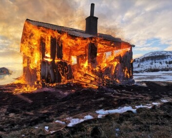 Hytte som ble brukt av britiske soldater på vintertrening brant ned