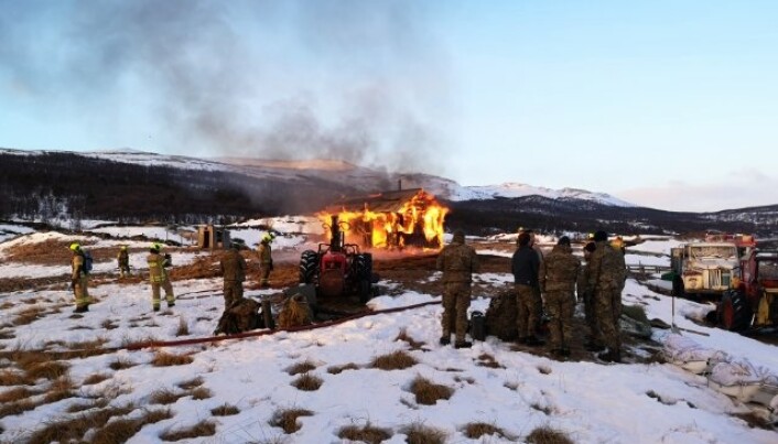 OVERTENT: Britiske soldater og brannvesenet ved hytta i Folldal.